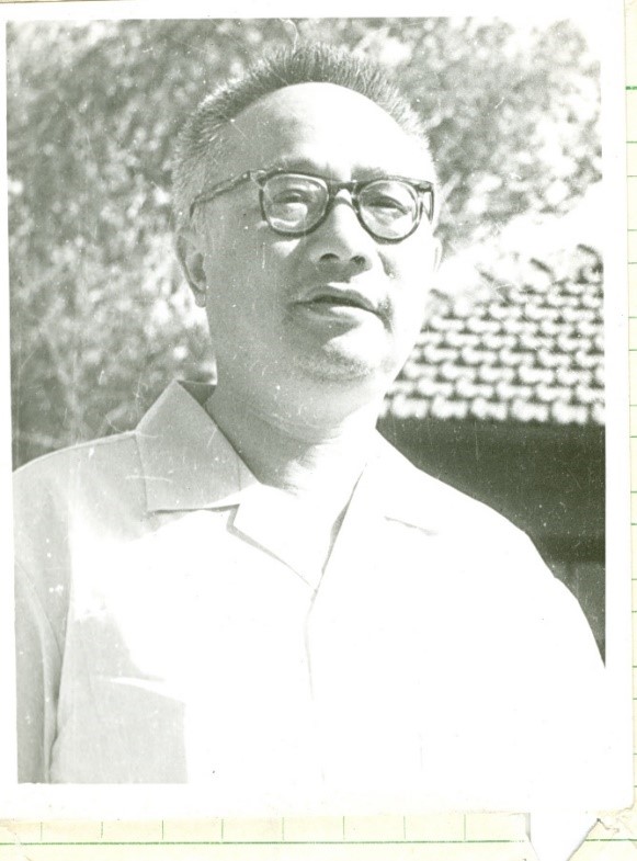 2.文学研究所的创始人，首任所长何其芳同志（1912-1977），《文学遗产》杂志是在他的领导和支持下创办和展的）.jpg