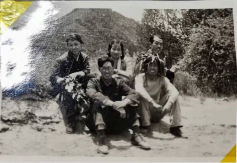 1960年西藏民间文学调查照片，前排从右至左：佟锦华（中央民族学院藏语系教师）、乔维嶽。.jpg