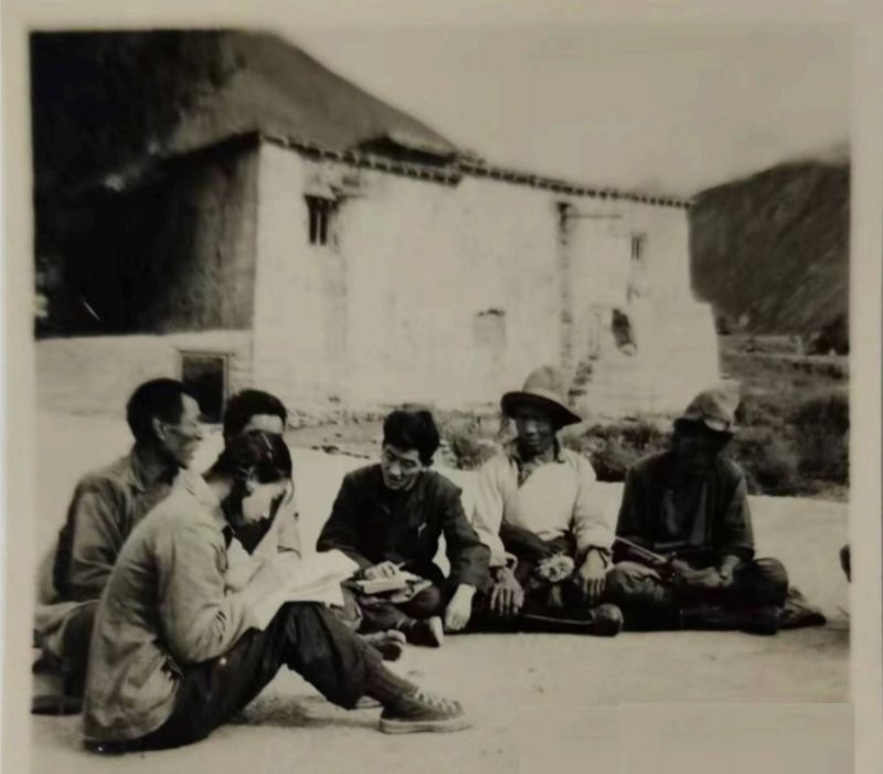 1960年夏，中国科学院文学所民间文学组成员卓如、中央民族学院藏语系王尧在西藏采风调查.jpg