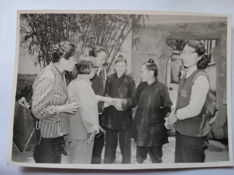 1970—80年代，肖莉（右一）在归元寺采访（时间不详）.jpg