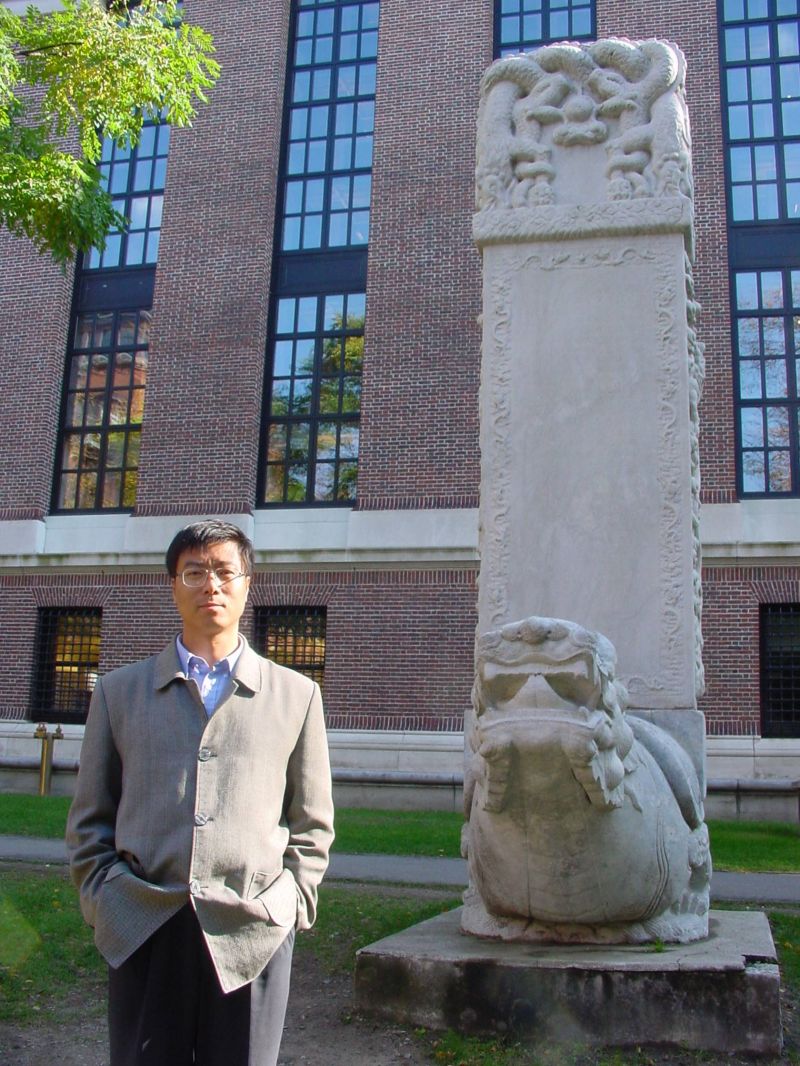 2006年，安德明受哈佛燕京学社资助在哈佛大学哈佛燕京学社做访问学者期间于哈佛园“中国龙碑”前.jpg
